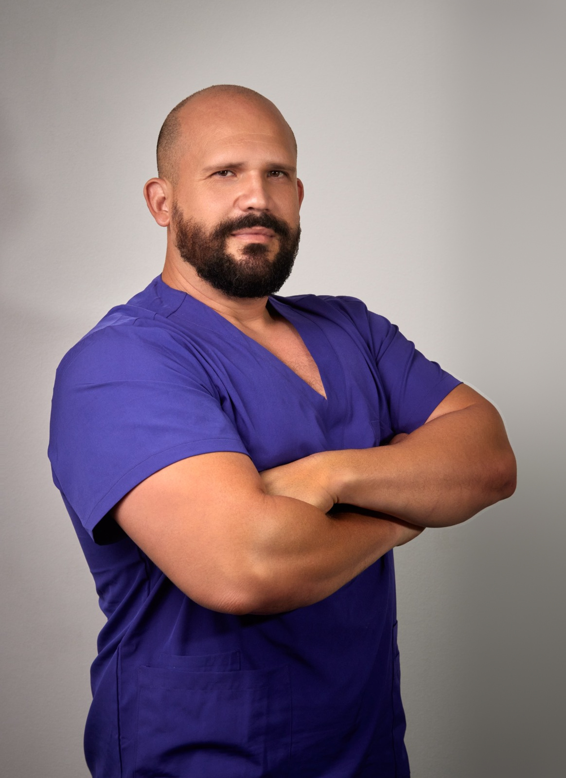Retrato de Dr. Jocsan con uniforme clínico y brazos cruzados